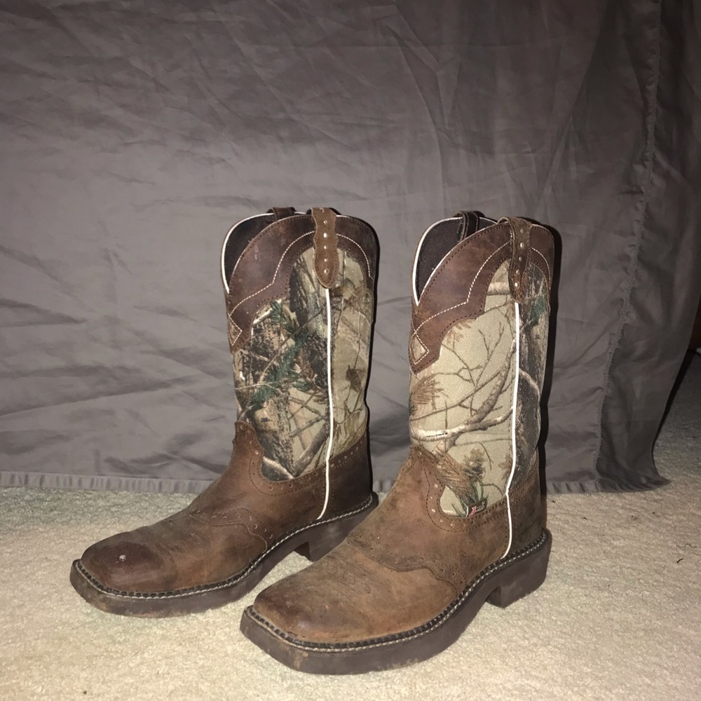 Justin’s women’s camo boots